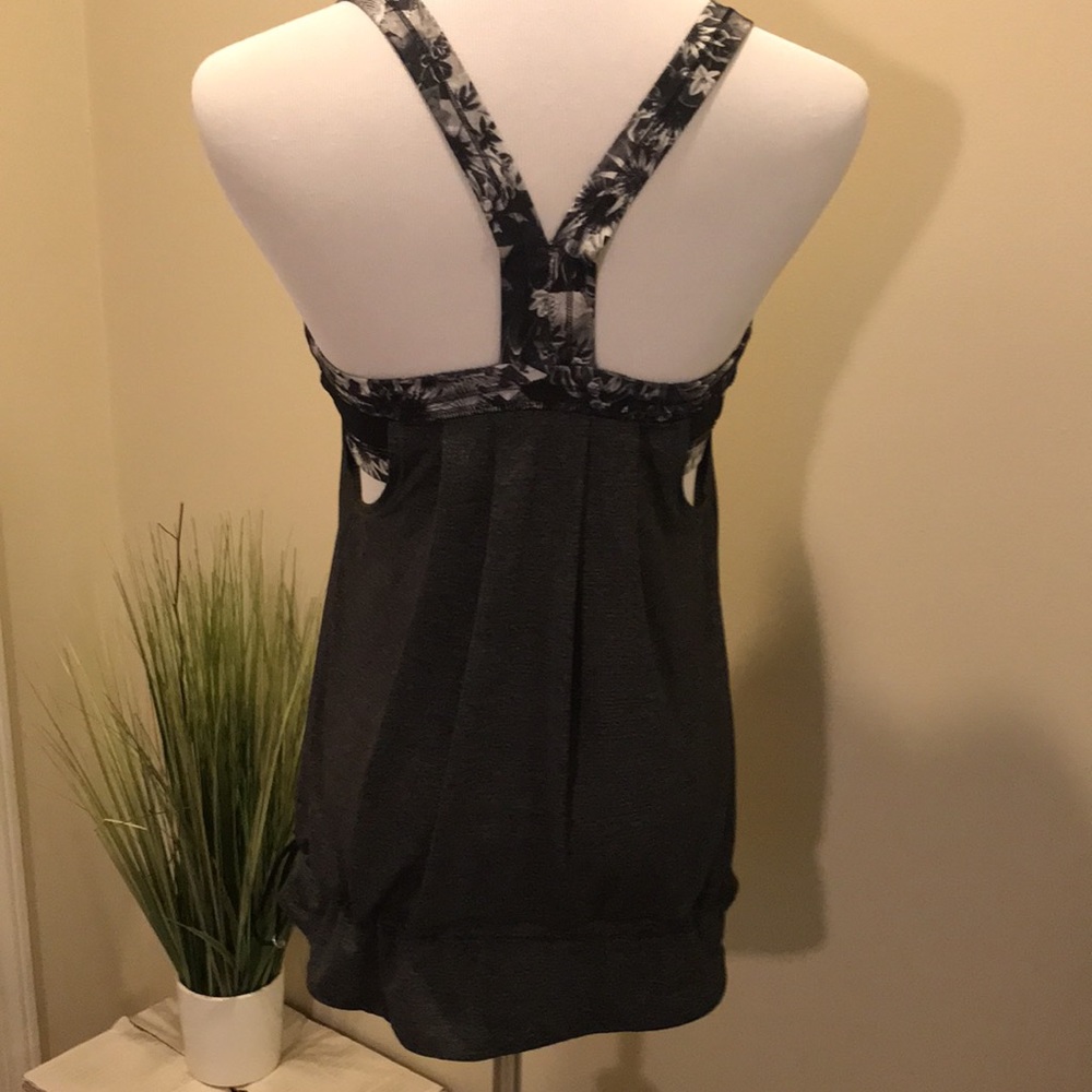Lululemon tank with built in contrast bra. Sz 8 - Picture 3 of 8
